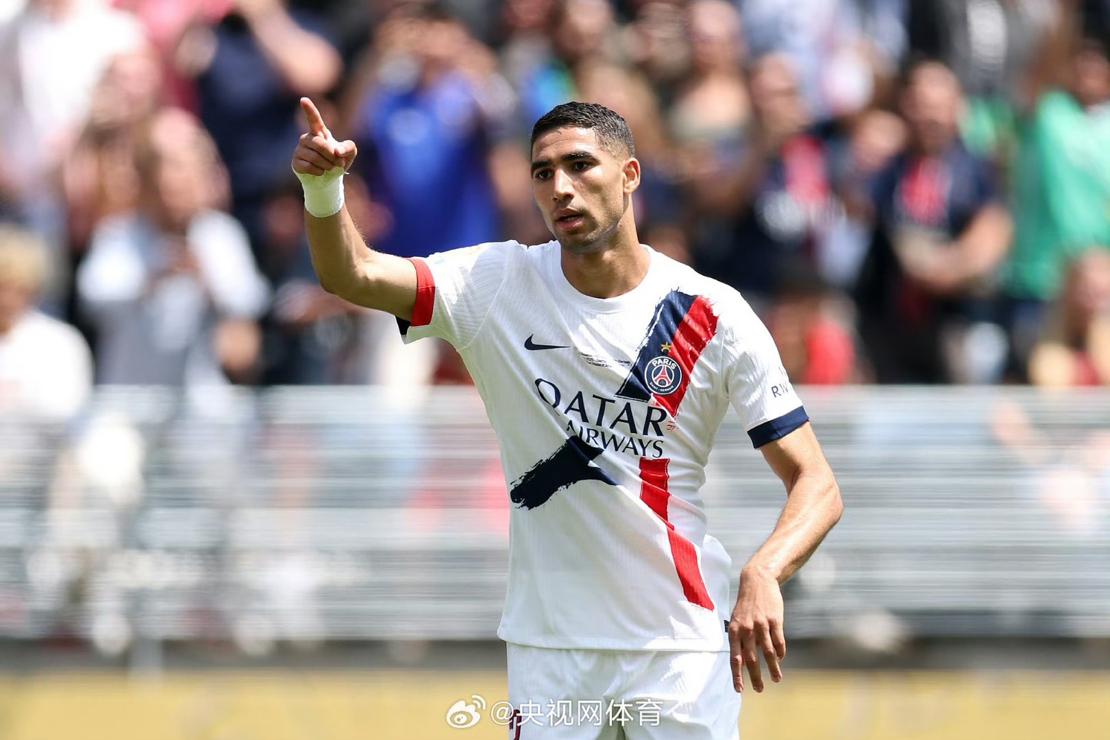 星空体育平台-尼斯训练开放日，今夜再遭质疑引欢呼，法国杯在即，年轻球员得到机会(中国人到底该不该过洋节)