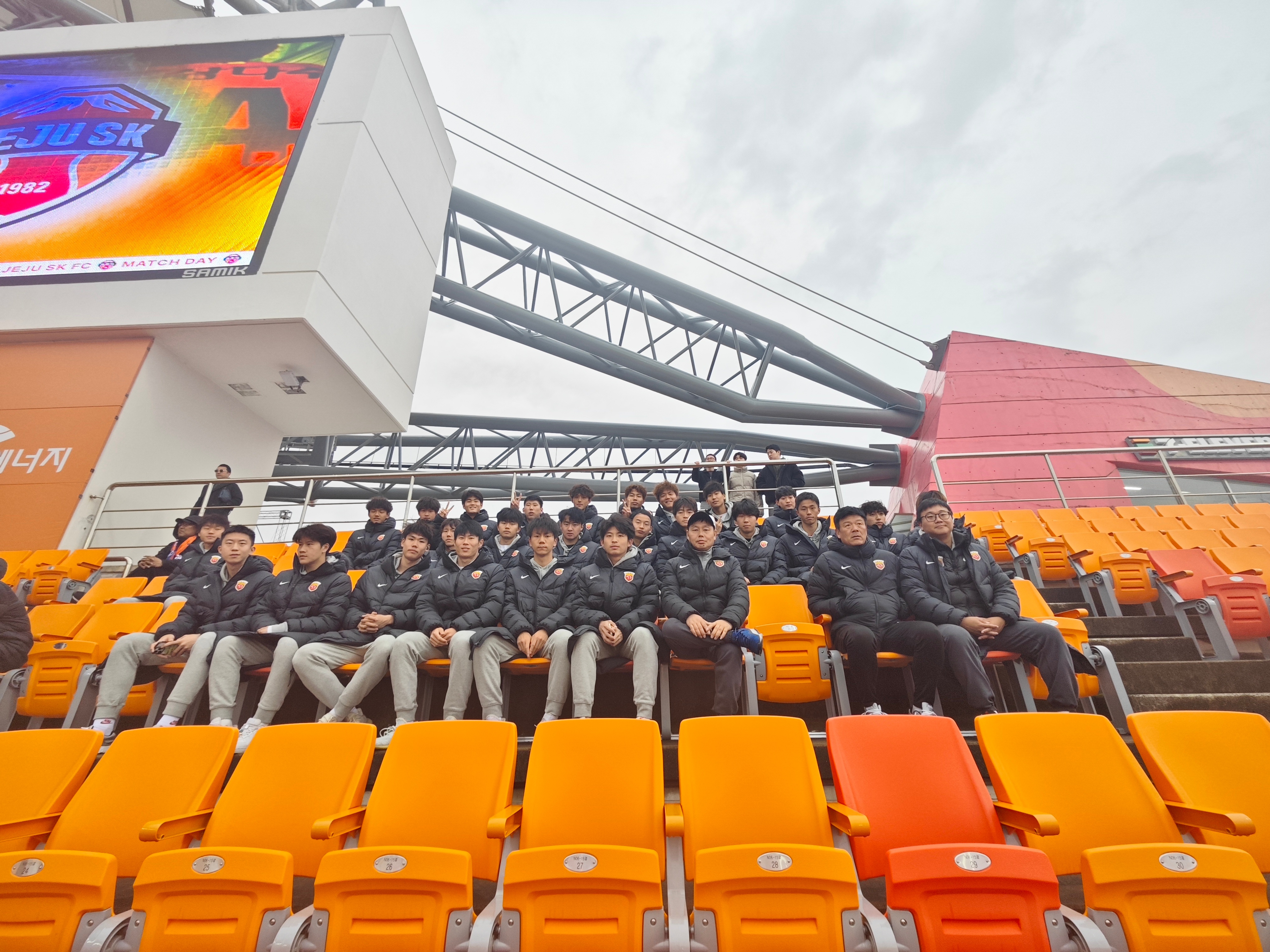 星空体育官网-上海海港发布备战花絮，关键时刻调整名单，全明星赛任务艰巨，团队化学反应显著(上海申花对阵上海海港)